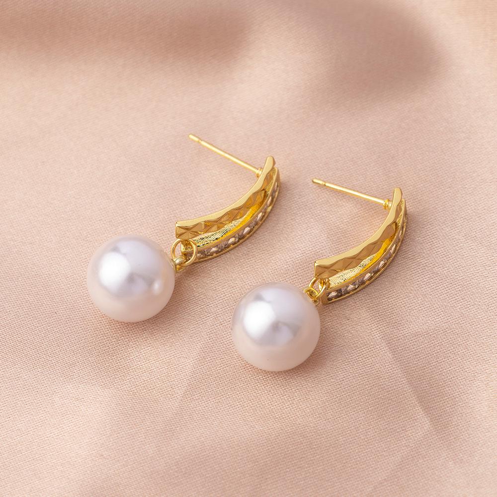 

Exquisite Pearl Earrings - Silver Needle Studs with Unique Ear Cuffs, Ideal for Round and Square Faces