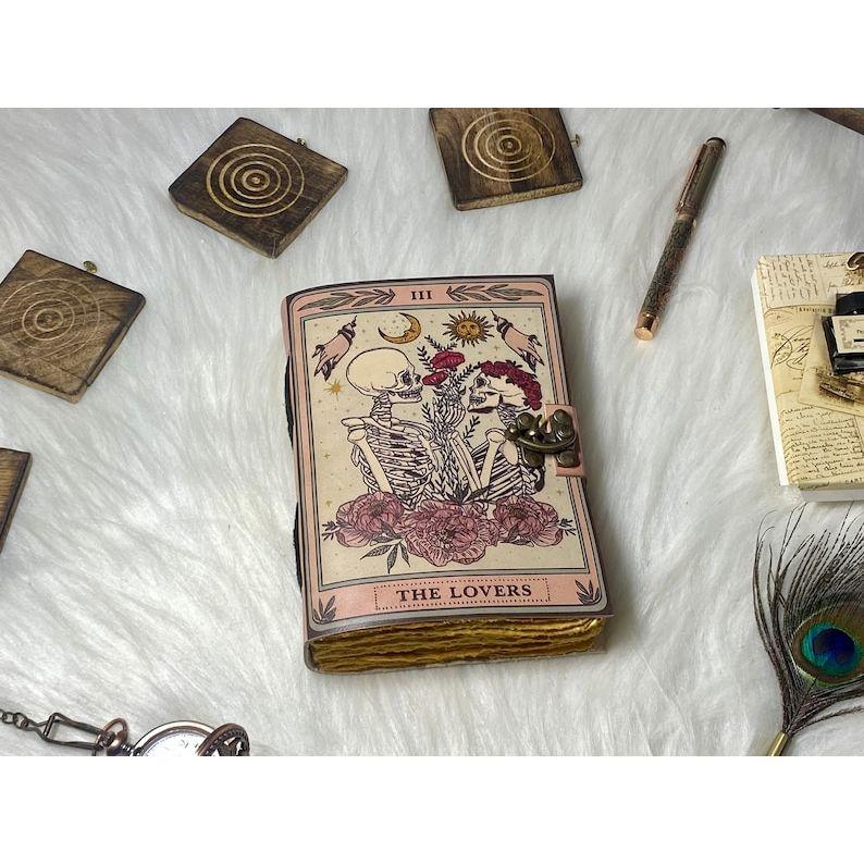 Journal en cuir vintage Le Livre des Ombres des Amoureux Journal en cuir fait main Journal Grimoire avec papier à bord frangé Cadeaux pour hommes et femmes