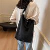Shoulder bag Girls fashion sense Large capacity simple commuter messenger bag Student leisure niche portable tote bag