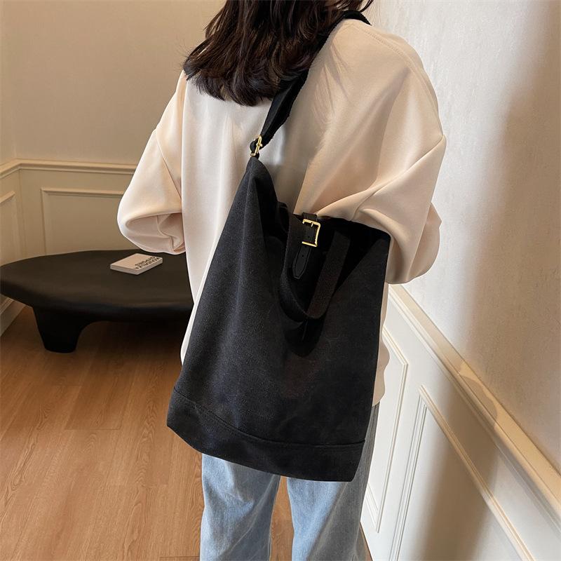 Shoulder Bag Girls Fashion Sense Large Capacity Simple Commuter Messenger Bag Student Leisure Niche Portable Tote Bag