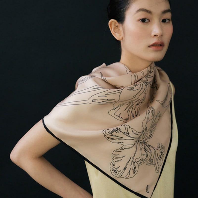 AVVINA PELLE Fleur Square Silk Scarf 90 - Peach