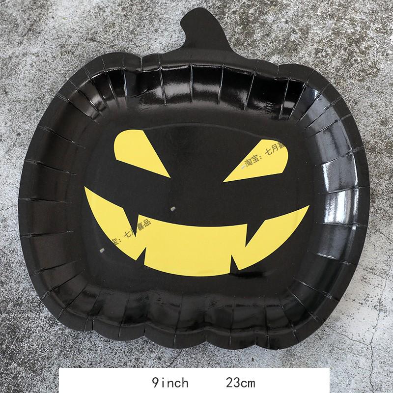 Zestaw zastawy stołowej na imprezę tematyczną Halloween: Obrus dyniowy, Talerzyki i kubki jednorazowe