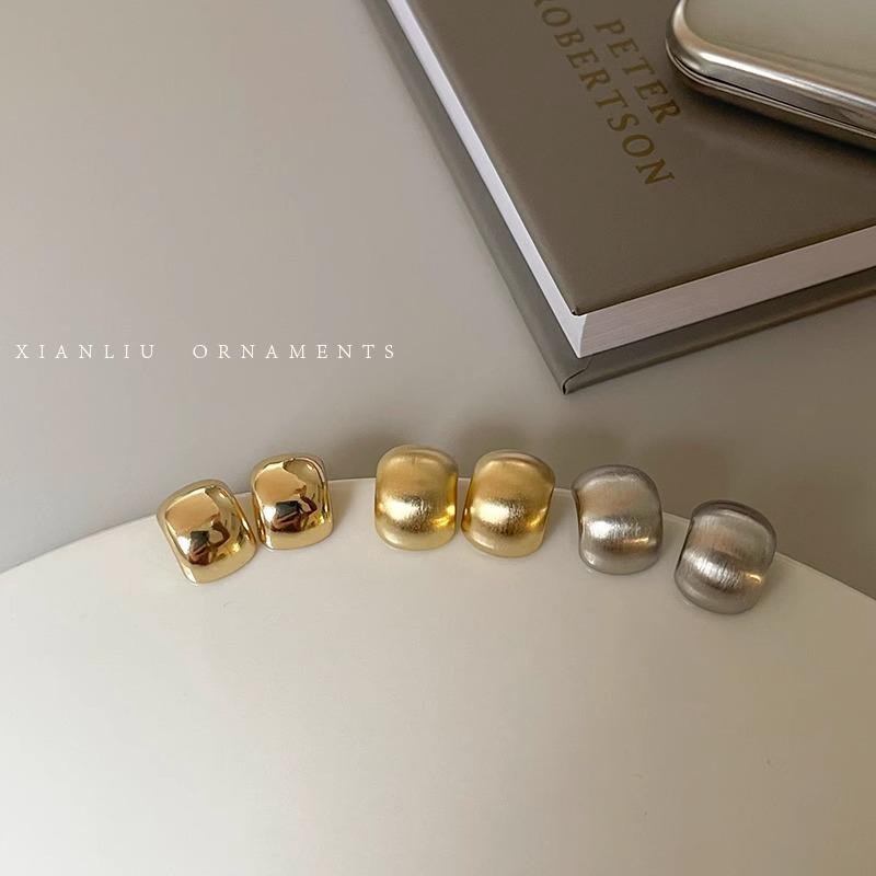 Gold retro matte metal stud earrings women's light luxury niche design high-end earrings new popular earrings