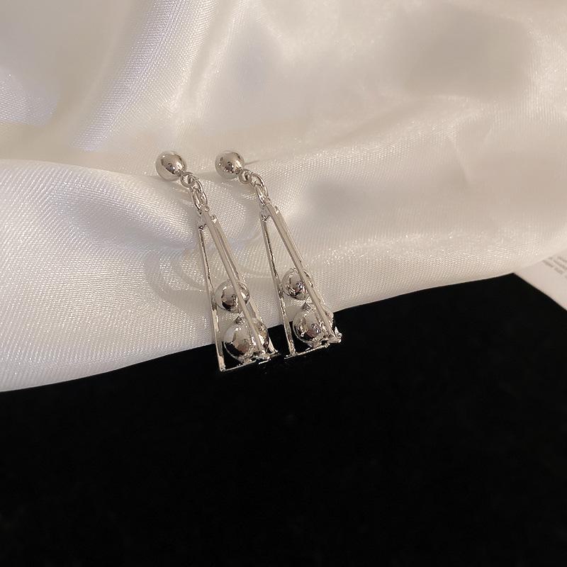 

Серебряные серьги-иглы с треугольной огранкой в форме песочных часов — минималистичные, уникальные женские украшения в холодном стиле Silver Needle серебряный