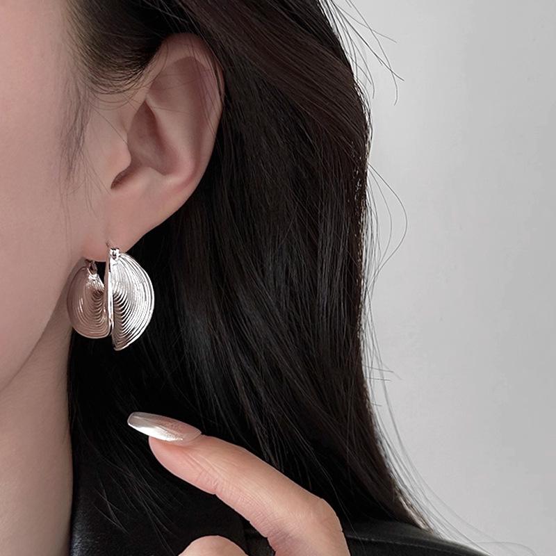Silver Needle Geometric Heart Hoop Earrings - Retro & High-End Style for a Bold Look