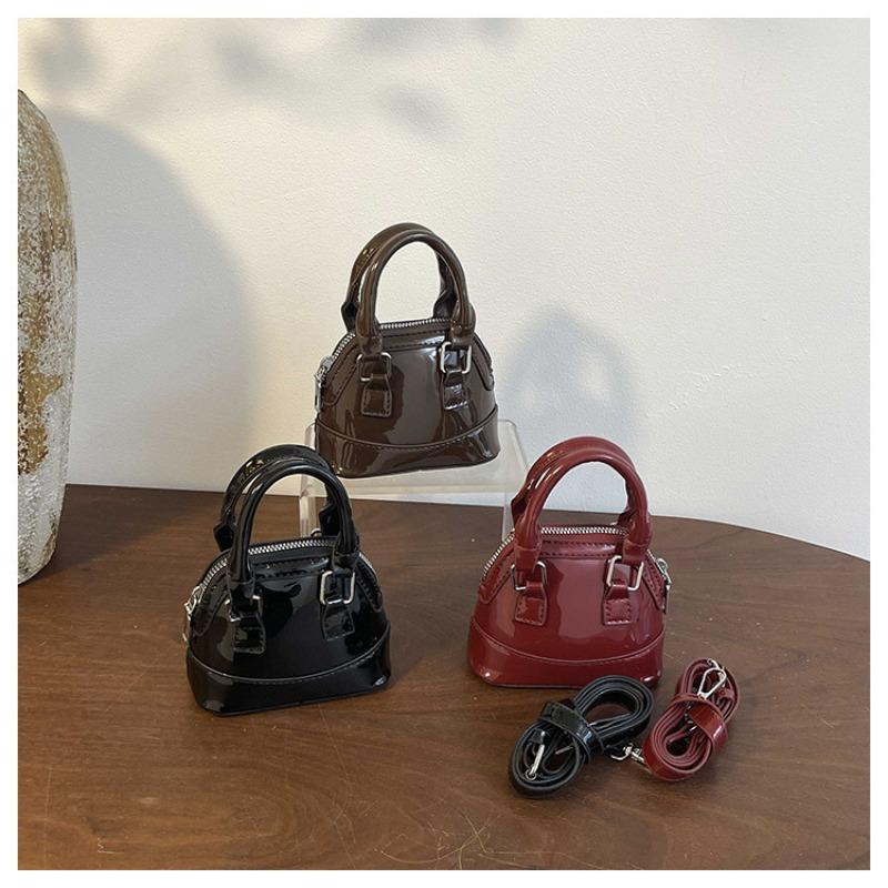Elegantní lakovaná módní malá crossbody taška přes rameno s designem mušle