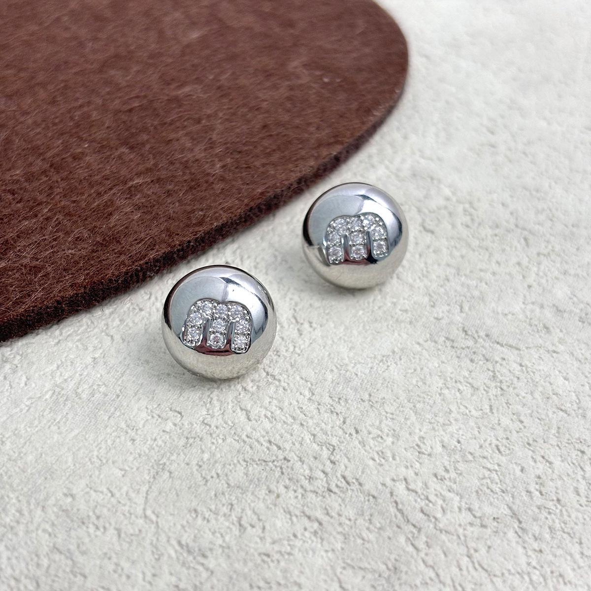 2025 Высококачественные серьги-пусеты из циркона с буквой M - Женский универсальный модный аксессуар