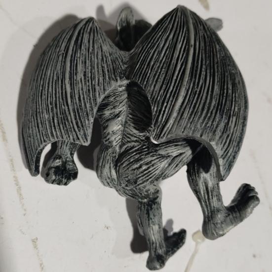 Gothic Gargoyle Fence Hanger Resin Dragon Winged Gargoyle Ornament Climbing Gargoyle Figurine for Garden Wall Porch Railings And Patio Decoration