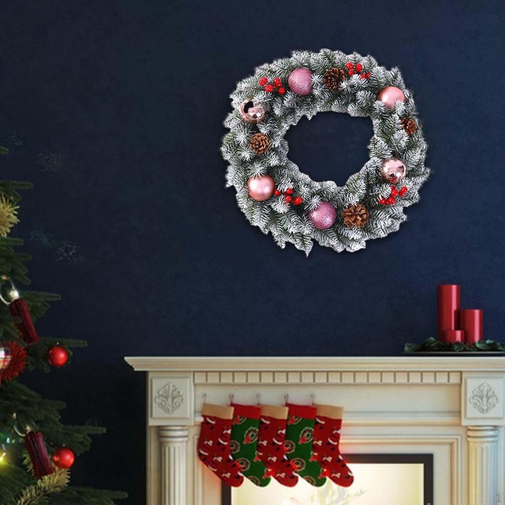 Künstlicher Weihnachtskranz mit künstlichen grünen Blättern, festliche Girlande im Landhausstil