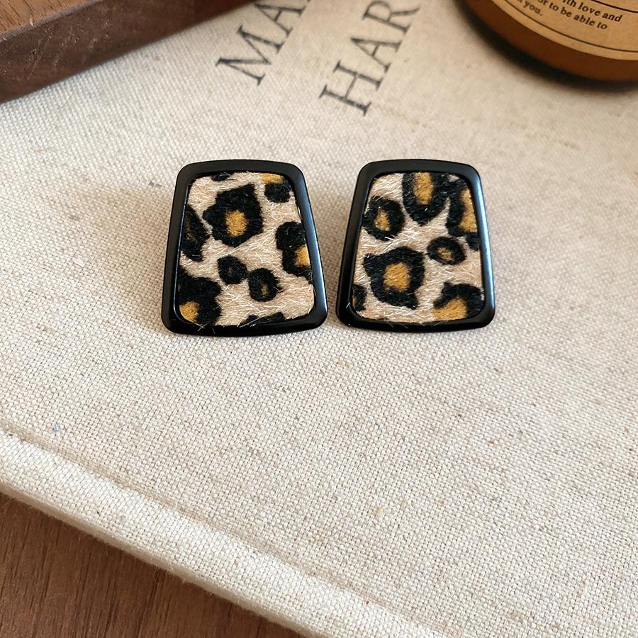 French retro autumn and winter geometric leopard print earrings stud earrings personalized earrings design sense niche