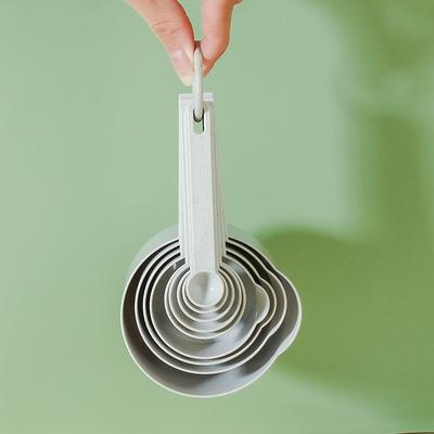 Haushaltsbackwerkzeuge: Milchpulver, Kaffeebohnenlöffel, Backmesslöffel, Weizenfaser, Salz, Zucker und Öl Messlöffel