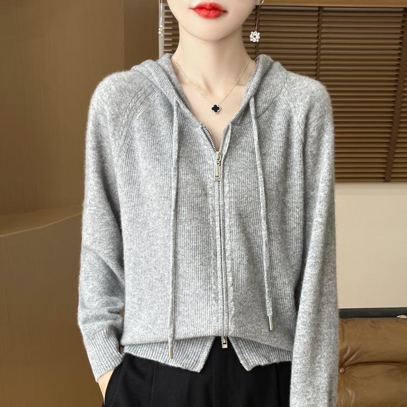 Dámský vlněný svetr podzim 2025 - Jednobarevný, na zip, s kapucí, přiléhavý pletený oděv.