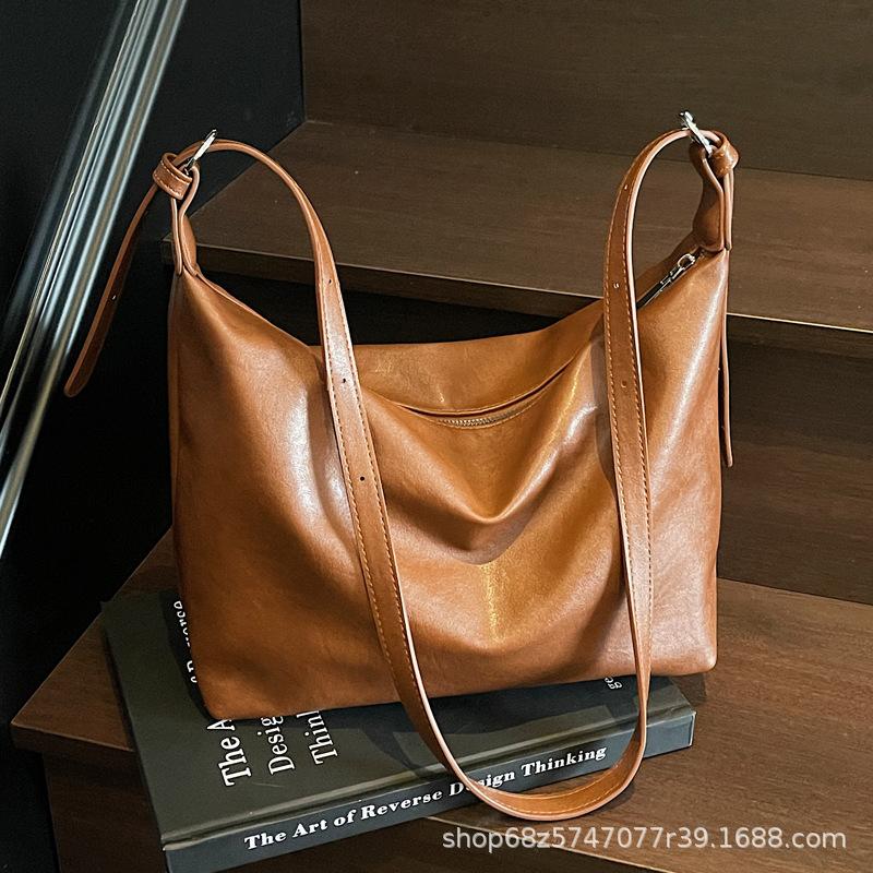 Korean popular casual soft leather commuter shoulder bag women's new large-capacity fashion messenger tote bag dumpling bag