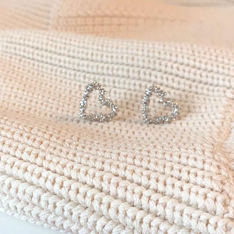 

Блестящие серебряные полые серьги Love. Маленькие, простые и изысканные серьги в форме сердца.