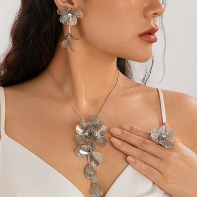 Niche Sweet And Cool Ginkgo Biloba Leaf Fringed Necklace Female Design Sense Diamond Three-Dimensional Flower Necklace Choker