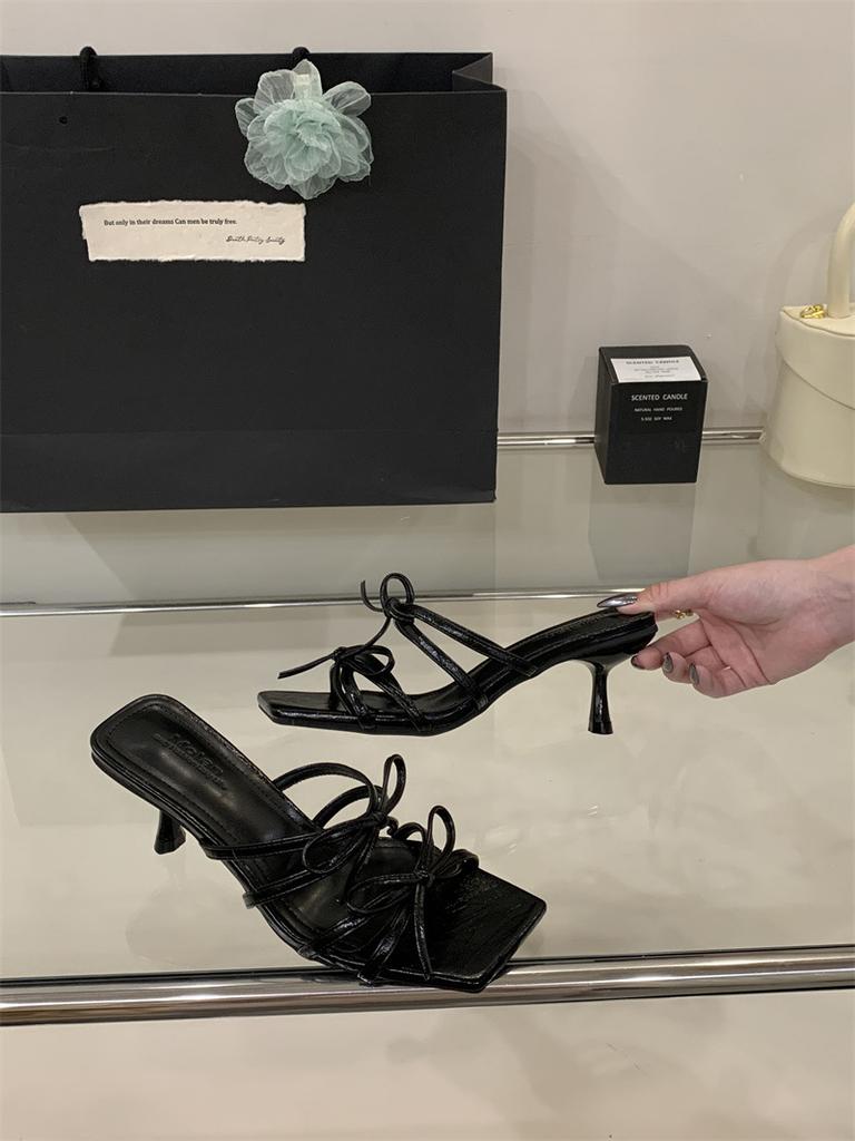 2025 Sommer neue Feenstil High-Heel coole Hausschuhe tragen dünnen Riemen Schleife mit Rock Temperament Hausschuhe Frau