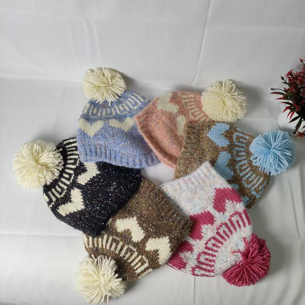 Fair Island wind age reduction love ear protection hairball wool hat women's ski warm cold show face small knitted hat