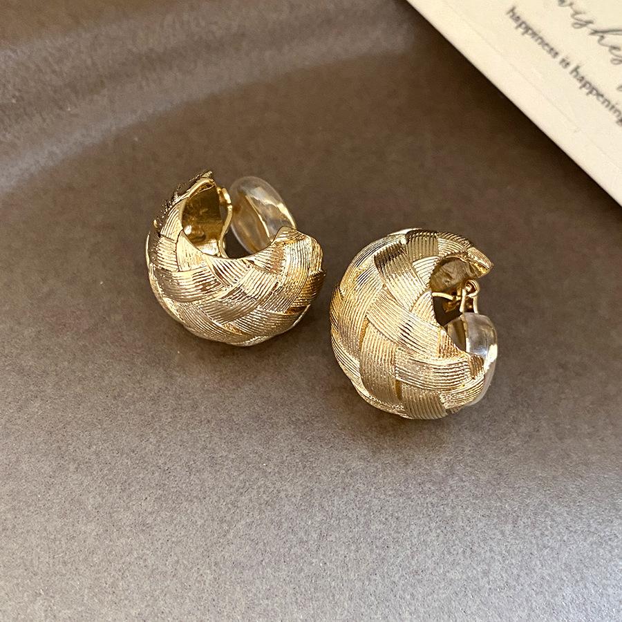 

K real gold electroplated woven C-shaped ear clips European and American retro personality temperament earrings light luxury high-end earrings
