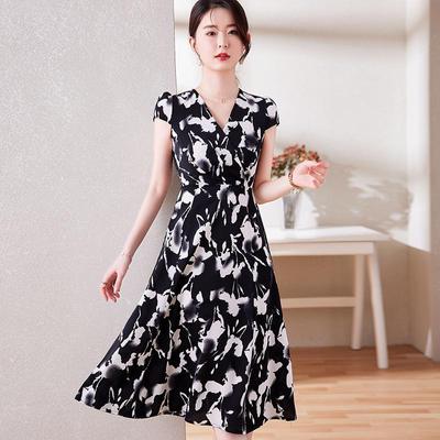Übergröße Blumen-Sommerkleid - Kurzärmelig, Tailliert, Dünner Stil