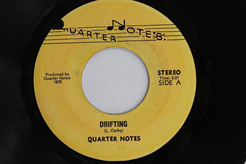 

7-дюймовая пластинка QUARTER NOTES Drifting Drifting Version NONE QUARTER NOTES 1976 США Регги Ска Даб Б/у