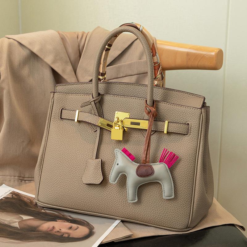 

Сумка Cross Border для женщин, новая сумка из натуральной кожи Platinum, высококачественная текстура, большая вместимость, женская сумка через плечо 30x16.5x23cm светло-серый