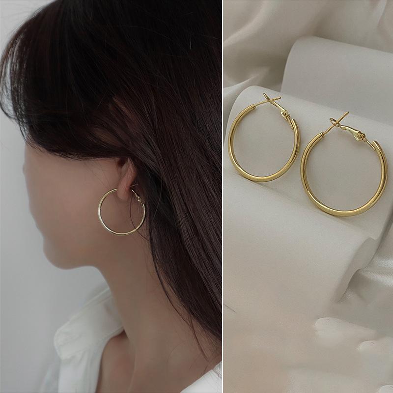 

Металлические витые геометрические серьги холодный ветер простые модные серьги личность темперамент высокое чувство универсальные серьги