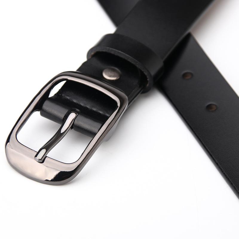 Cureaua de damă din piele naturală este fabricată în întregime din piele de vacă, creând o curea de damă simplă și versatilă.