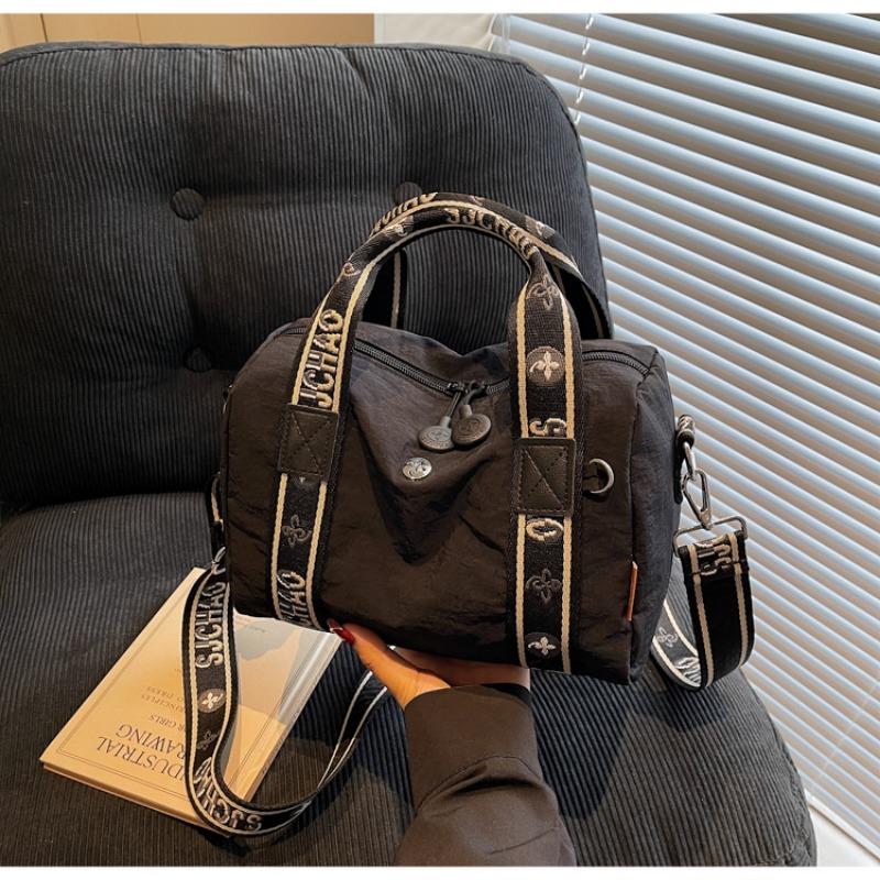 

Casual drawstring shoulder bag women s new trendy large-capacity lightweight and versatile work commuter handbag чорний