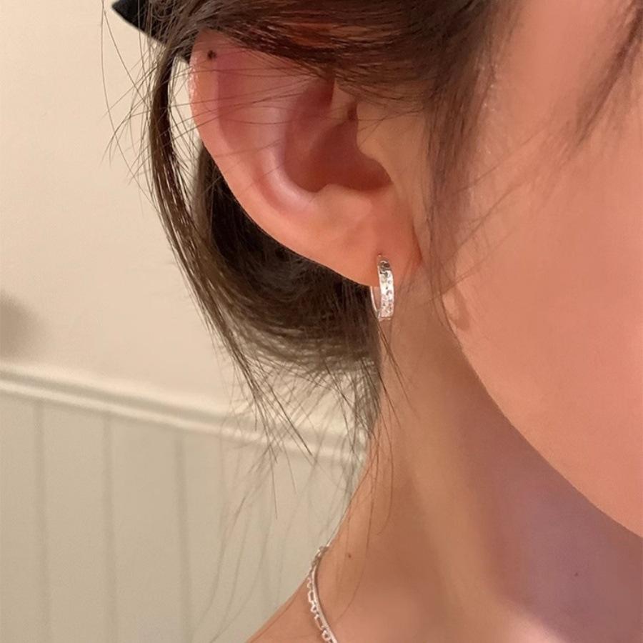 Laser crushed ice ice ear buckle earrings 2025 popular simple niche design earrings ear jewelry