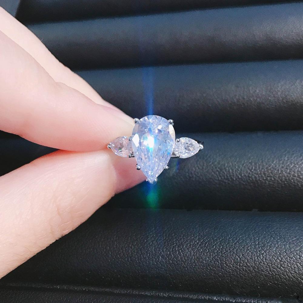 Simulated Moissanite Exaggerated Middle Finger Engagement Ring Waterdrop Pear Shape for Women