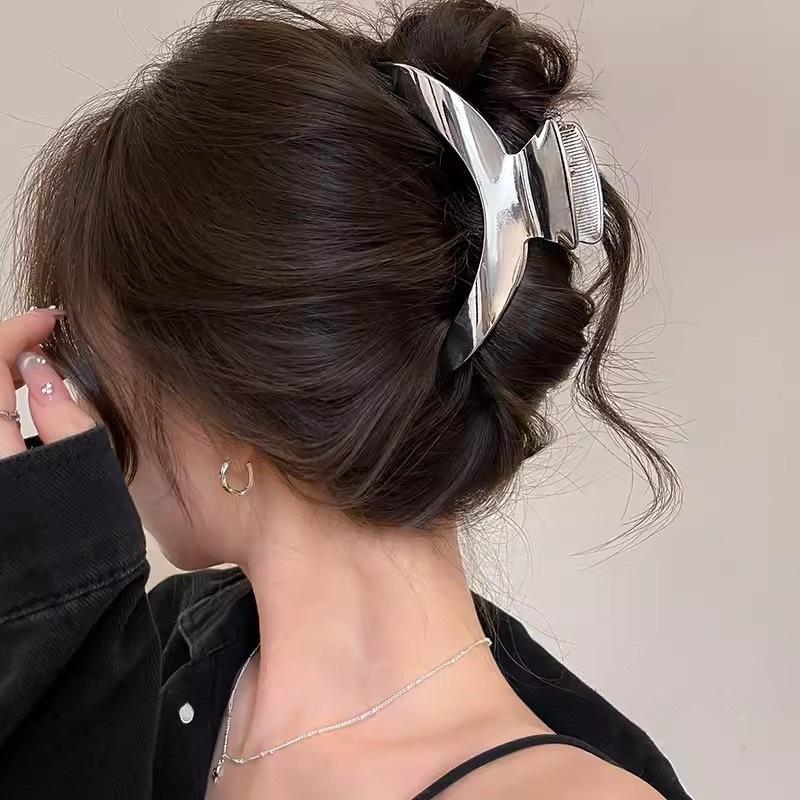 Clips de păr metalic elegant cu formă de rechin: Accesoriu de păr elegant, de înaltă calitate, pentru femei