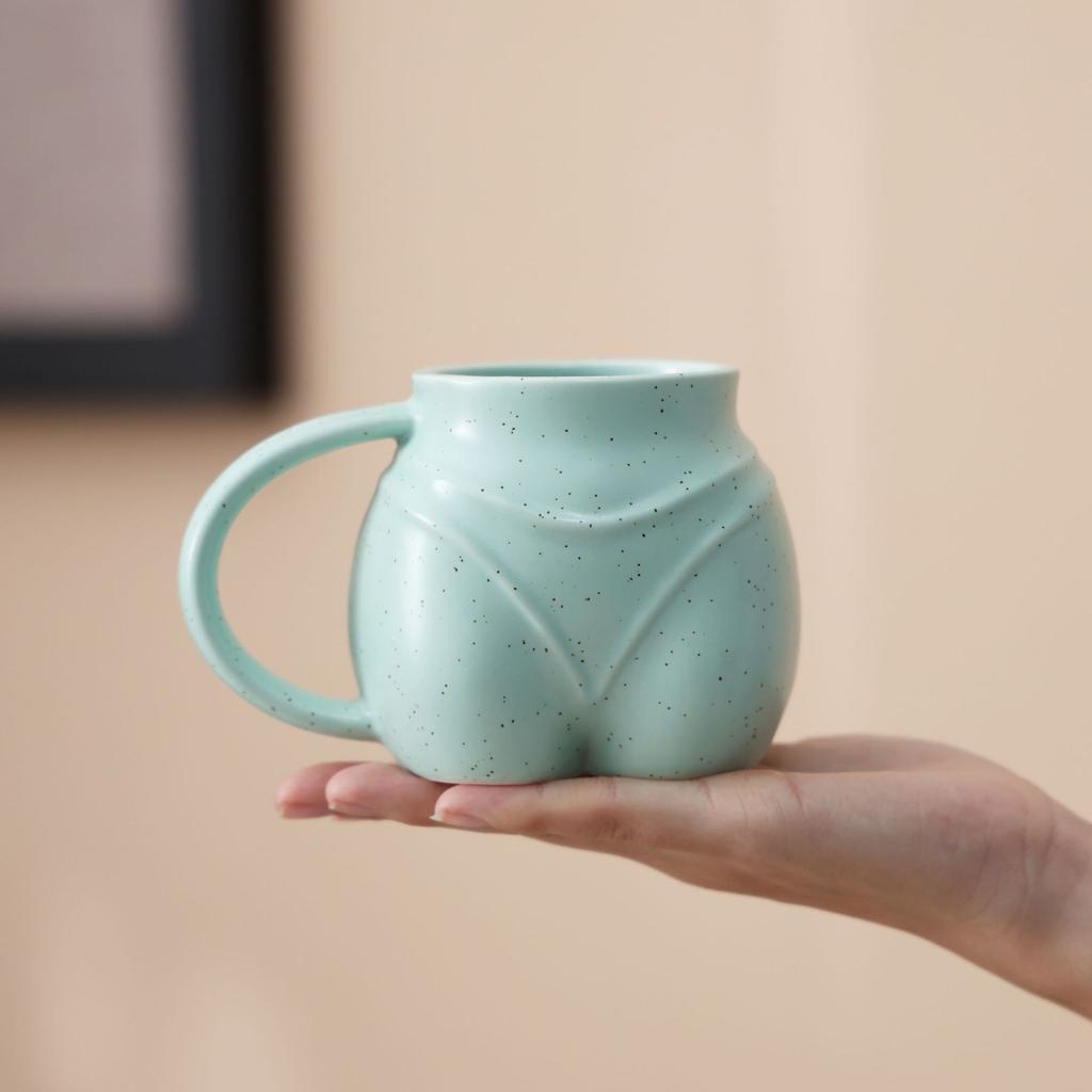 Vtipný hrnek na kávu ve tvaru ženského zadku v bikinách Kreativní keramický hrnek Sexy ženské tělo Zadek s T-backem Šálek 330ML