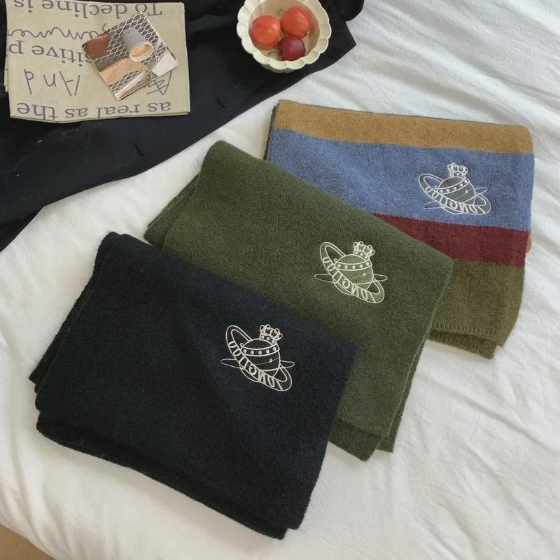 Wełniany szalik z haftem planetarnym - Ciepły szal damski