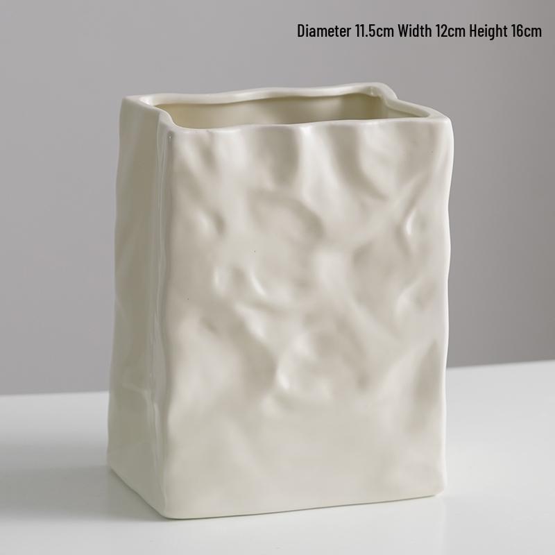 Skandynawski biały ceramiczny wazon na suszone lub świeże kompozycje kwiatowe w wystroju salonu