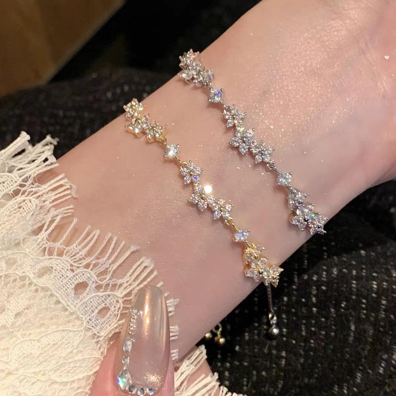 Petite Flower-shaped Zircon Pull Bracelet - Perfect for All Occasions, Exuding A Sophisticated and Elegant Vibe.