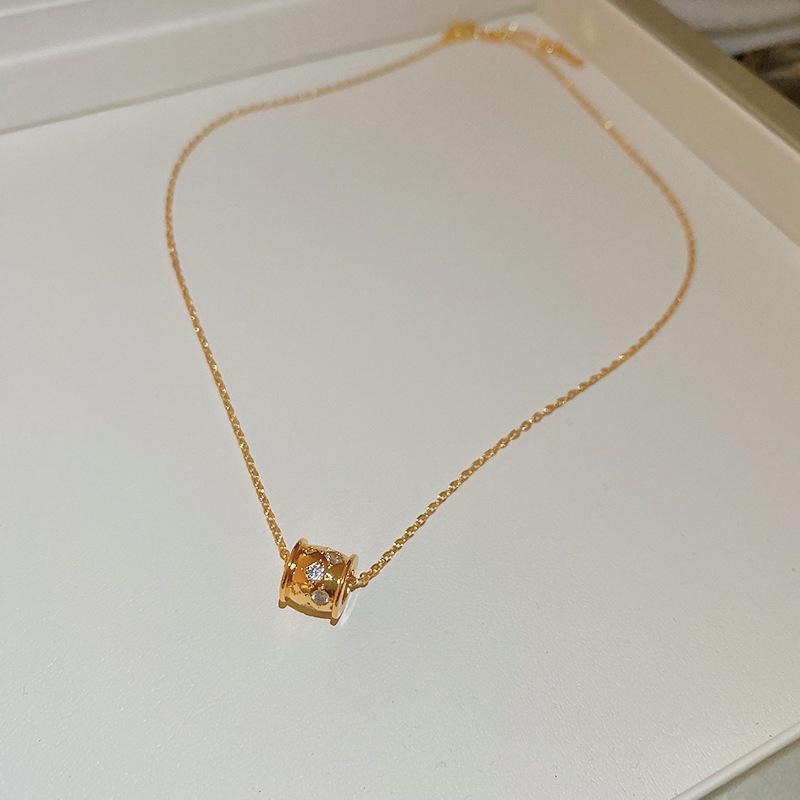 Koreanische exquisite Zirkonia-Blumenkette: Elegantes, vielseitiges Design für einen stilvollen Akzent