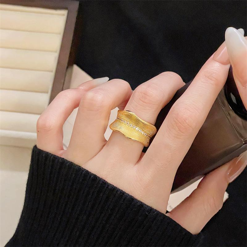 Medieval Light Luxury Italian Brushed Banana Leaf Ring High Sense Retro Court Style Personality Zircon Niche Ring Female