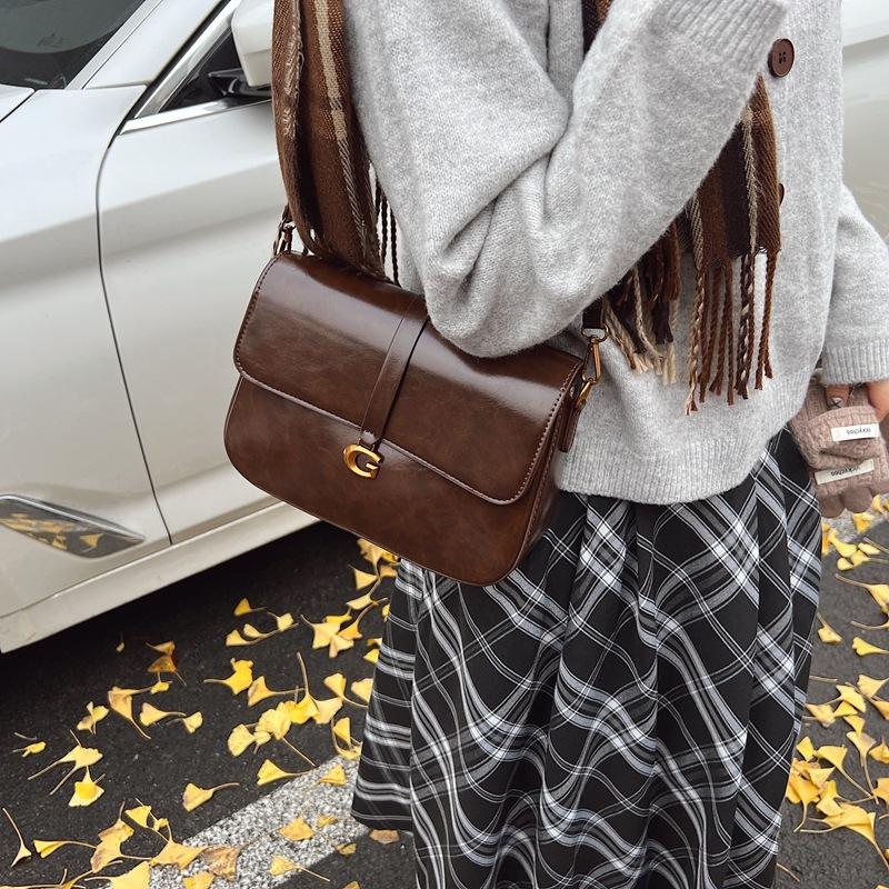 This year, the popular retro niche soft leather square bag 2025 new fashion versatile casual shoulder messenger bag