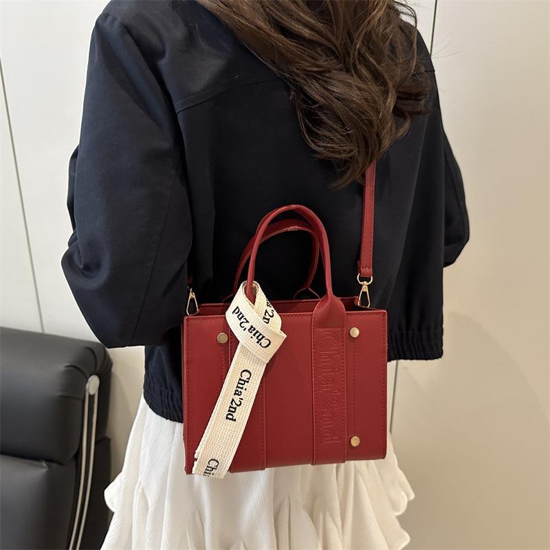 Women's Bag New Embroidery Thread Fashion High Sense Simple Fashion Commuter Oblique Span Bag Tote Bag Handbag
