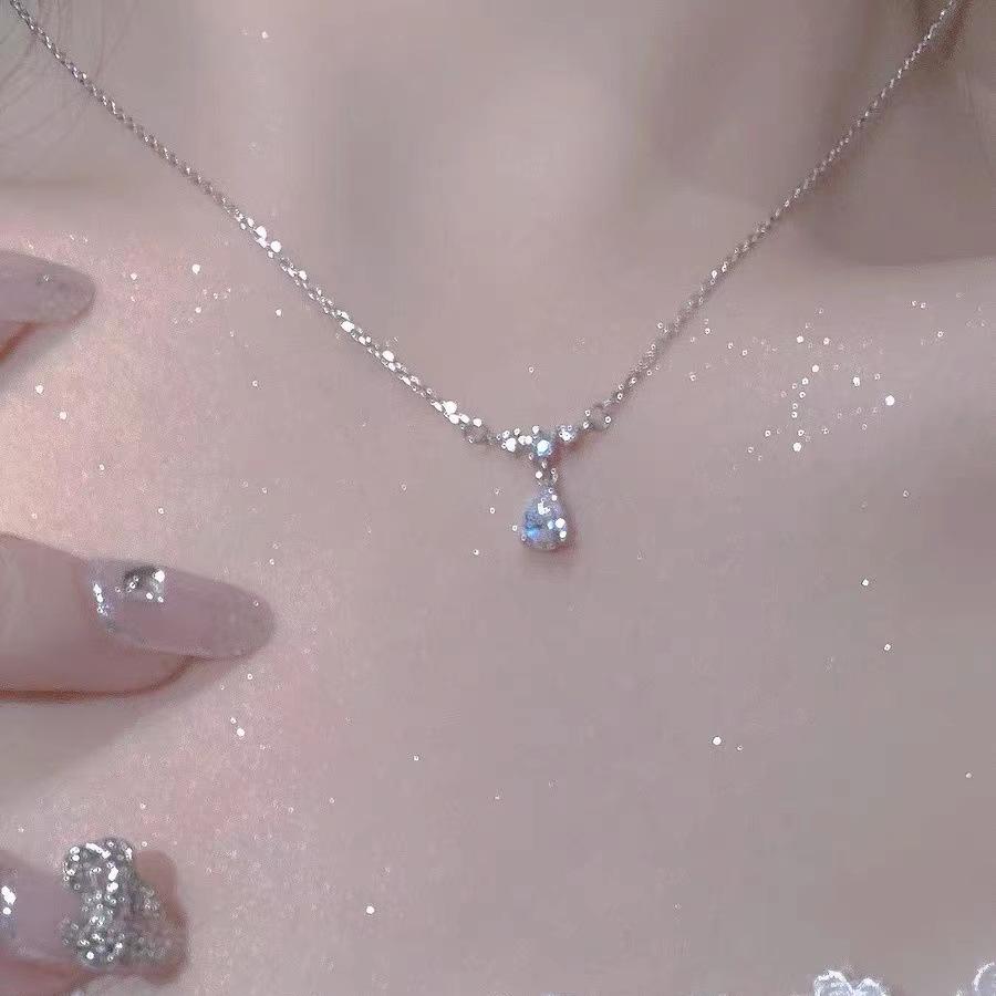 

Серебряное минималистичное колье на ключицах