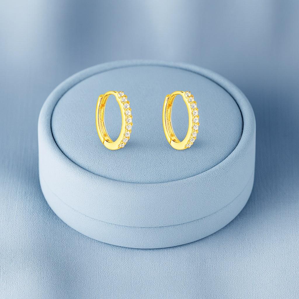 Elegante Huggie Creolen mit einer Reihe Pavé-Steinen - 925er Sterlingsilber Gelbvergoldet