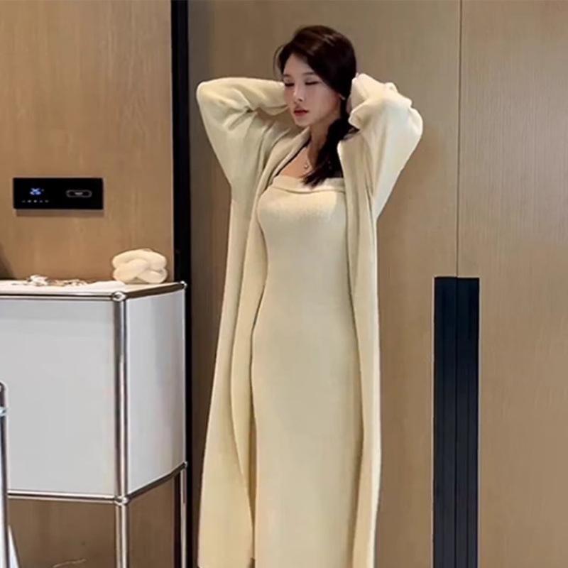 

Женский французский ретро красный трикотажный комплект из двух предметов: Кардиган средней длины и свитер-труба на осень/зиму S (Recommended under 100 jin)