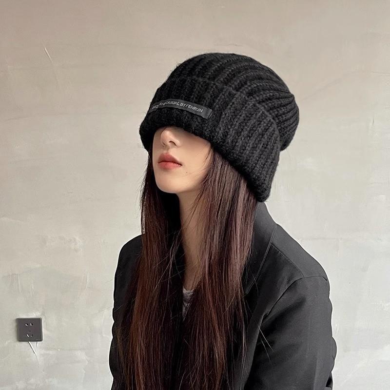 Versatile Wool Hat: Large Circumference, Warm Knitted Winter Hat for Men & Women – Offers Cold Protection and Slimming Effect.