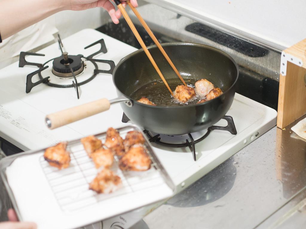 Sugiyama Metal Bratpfanne Induktion und Gas Made in Artisan Pan, 23cm, Tief, Kompatibel, Japan, Stil, Nano-geprägte Oberfläche, Leichtgewicht, Öl-annehmend,