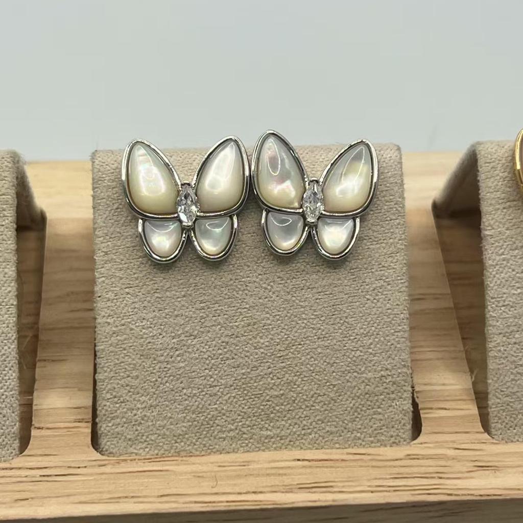 Elegant Four-Leaf Clover & Butterfly Necklace with Natural Mother-of-Pearl, Rose Gold-Plated, 18K Clavicle Chain.