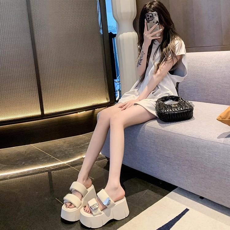 Wear thick-soled heightening cool slippers for women's summer 2025 new versatile and beautiful soft-soled slippers, small muffin sandals