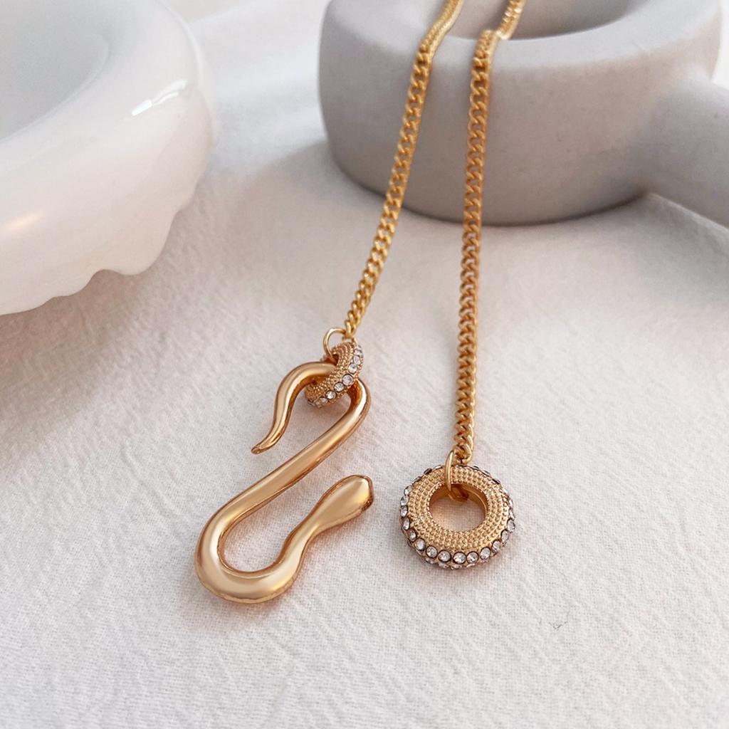 Abstract Curved Snake Pendant Necklace Shiny Stone Tube Curb Chain Minimalist Statement Neck Jewelry for Women Daily Party Wear