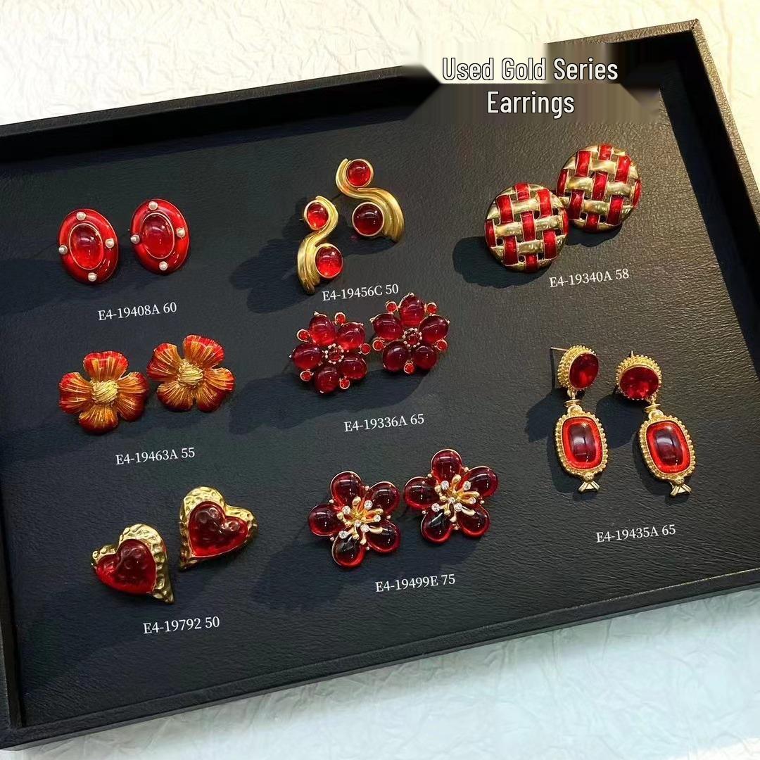 

Elegant Vintage Red Floral Earrings - Retro, Niche Design for Spring & Summer Size 1: 18K