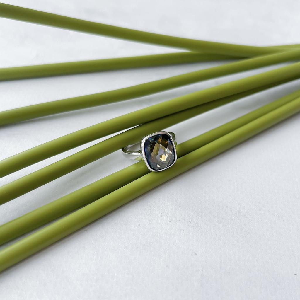 Серебряное кольцо с мистик топазом 8.181ct, вес изделия 4,74 гр (2151227)