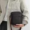 Borsa a tracolla messenger verticale da uomo con motivo litchi